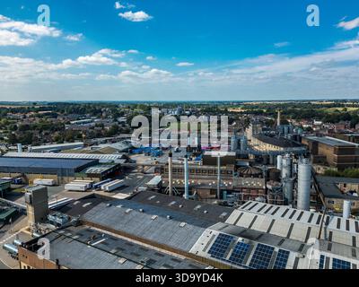 Luftaufnahme der John Smith’s Brewery in Tadcaster, North Yorkshire, im Besitz von Heineken UK, an einem sonnigen Tag mit blauem Himmel. Stockfoto