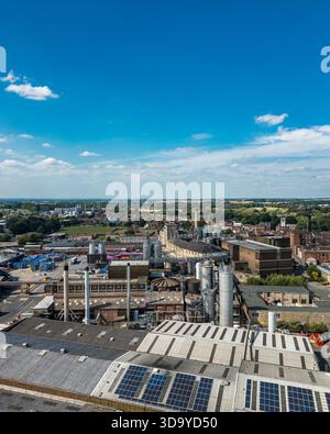 Luftaufnahme der John Smith’s Brewery in Tadcaster, North Yorkshire, im Besitz von Heineken UK, an einem sonnigen Tag mit blauem Himmel. Stockfoto