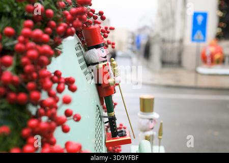 6. Dezember 2025: Craiova, Rumänien: Nussknacker-Soldatendekorationen sind im Rahmen des festlichen Urlaubs der Stadt an der Vorderseite eines Weihnachtszugs angebracht Stockfoto