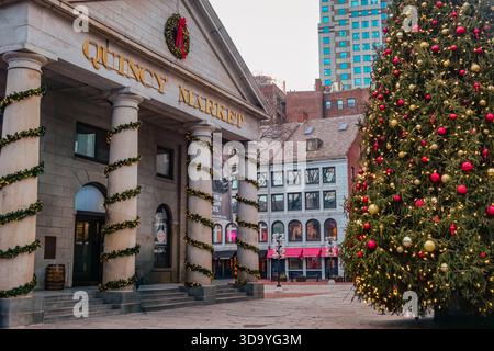Boston, MA, USA-20. Dezember 2024: Quincy Market Building in Faneuil Hall mit großem Weihnachtsbaum. Stockfoto