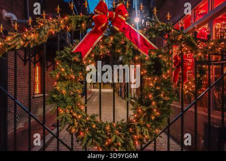 Boston, MA, USA-20. Dezember 2024: Nahaufnahme eines Weihnachtskranzes in der Abenddämmerung. Stockfoto
