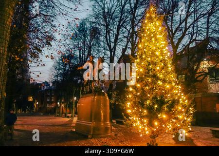 Boston, MA, USA-20. Dezember 2024: Nahaufnahme eines Weihnachtskranzes in der Abenddämmerung. Stockfoto