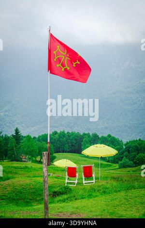 Die Okzitanische Flagge in den italienischen alpen. Stockfoto