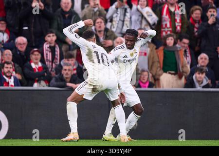 Eduardo Camavinga von Real Madrid CF feiert mit seinem Teamkollegen Kylian Mbappe von Real Madrid CF, nachdem er während des LaLig das zweite Tor des Teams erzielt hat Stockfoto