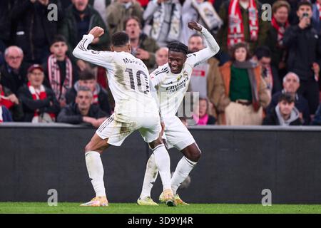 Eduardo Camavinga von Real Madrid CF feiert mit seinem Teamkollegen Kylian Mbappe von Real Madrid CF, nachdem er während des LaLig das zweite Tor des Teams erzielt hat Stockfoto