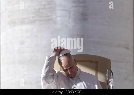 Vatikanstadt, Vatikan. Dezember 2025. Papst Leo XIV. Führt eine Jubiläumsaudienz auf dem Petersplatz im Vatikan. Quelle: SOPA Images Limited/Alamy Live News Stockfoto