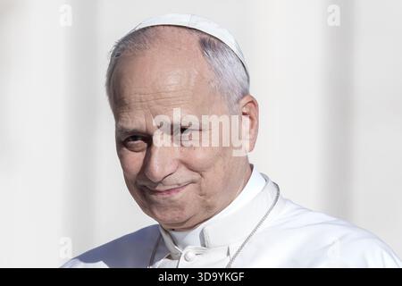 Vatikanstadt, Vatikan. Dezember 2025. Papst Leo XIV. Kommt zu einer Jubiläumsaudienz auf dem Petersplatz im Vatikan. Quelle: SOPA Images Limited/Alamy Live News Stockfoto