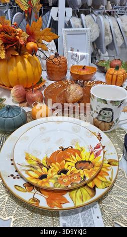 Festlicher Herbsttisch mit Kürbisthemen, Äpfeln und dekorativen Elementen der Saison Stockfoto
