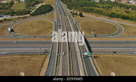Verkehrsknotenpunkt oder Autobahnkreuzung. Transport von Kreuzungen Stockfoto