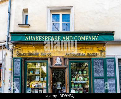 Vor dem Shakespeare and Company Bookstore, einem englischsprachigen Buchladen in der Rue de la Bucherie, am linken seine-Ufer in Paris, Frankreich Stockfoto
