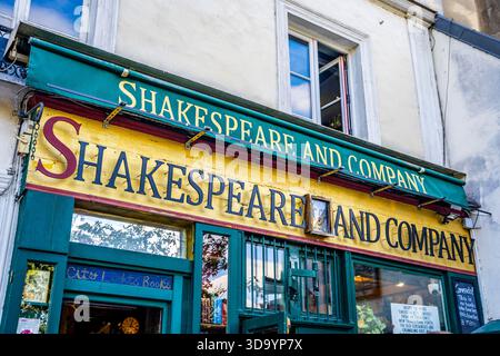 Vor dem Shakespeare and Company Bookstore, einem englischsprachigen Buchladen in der Rue de la Bucherie, am linken seine-Ufer in Paris, Frankreich Stockfoto