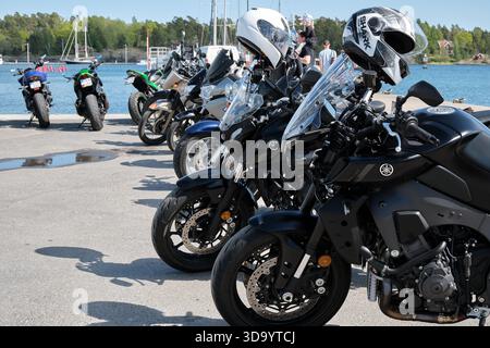 Nynashamn, Stockholmer County, Schweden – 29. Mai 2025: Eine Gruppe von Motorrädern steht nebeneinander, darunter eine Yamaha. Die Szene i Stockfoto
