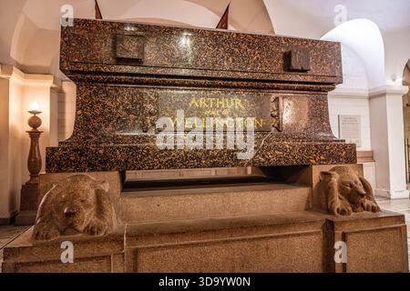 Der Marmorsarkophag und das Grab von Arthur Wellesley, 1. Duke of Wellington, in der Krypta der St Paul's Cathedral in London. Stockfoto
