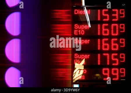 Treibstoffpreise an einer Tankstelle bei Köln. Die Abgaben auf fossile Brennstoffe machen das Betanken immer teurer - der nationale CO2-Preis für Benzin und Diesel steigt 2026 weiter an. (Thematisches Bild, symbolisches Bild) Köln, 07.12.2025 Stockfoto