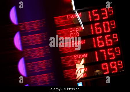 Treibstoffpreise an einer Tankstelle bei Köln. Die Abgaben auf fossile Brennstoffe machen das Betanken immer teurer - der nationale CO2-Preis für Benzin und Diesel steigt 2026 weiter an. (Thematisches Bild, symbolisches Bild) Köln, 07.12.2025 Stockfoto