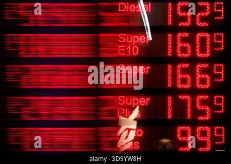 Treibstoffpreise an einer Tankstelle bei Köln. Die Abgaben auf fossile Brennstoffe machen das Betanken immer teurer - der nationale CO2-Preis für Benzin und Diesel steigt 2026 weiter an. (Thematisches Bild, symbolisches Bild) Köln, 07.12.2025 Stockfoto