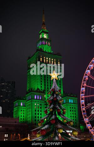 Warschau, Polen. Dezember 2025. Besucher werden am 07. Dezember 2025 auf dem ersten Weihnachtsmarkt im „Jarmark“-Stil in Warschau, Polen, gesehen. (Foto: Jaap Arriens/SIPA USA) Credit: SIPA USA/Alamy Live News Stockfoto