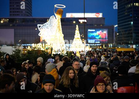 Warschau, Polen. Dezember 2025. Besucher werden am 07. Dezember 2025 auf dem ersten Weihnachtsmarkt im „Jarmark“-Stil in Warschau, Polen, gesehen. (Foto: Jaap Arriens/SIPA USA) Credit: SIPA USA/Alamy Live News Stockfoto