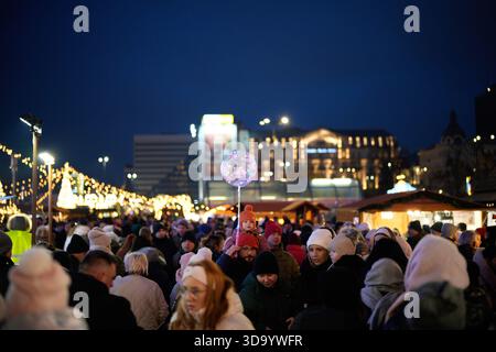 Warschau, Polen. Dezember 2025. Besucher werden am 07. Dezember 2025 auf dem ersten Weihnachtsmarkt im „Jarmark“-Stil in Warschau, Polen, gesehen. (Foto: Jaap Arriens/SIPA USA) Credit: SIPA USA/Alamy Live News Stockfoto