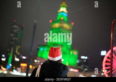 Warschau, Polen. Dezember 2025. Besucher werden am 07. Dezember 2025 auf dem ersten Weihnachtsmarkt im „Jarmark“-Stil in Warschau, Polen, gesehen. (Foto: Jaap Arriens/SIPA USA) Credit: SIPA USA/Alamy Live News Stockfoto