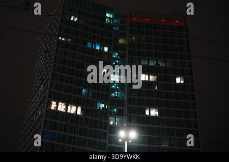 Warschau, Polen. Dezember 2025. Besucher werden am 07. Dezember 2025 auf dem ersten Weihnachtsmarkt im „Jarmark“-Stil in Warschau, Polen, gesehen. (Foto: Jaap Arriens/SIPA USA) Credit: SIPA USA/Alamy Live News Stockfoto