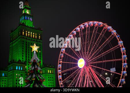 Warschau, Polen. Dezember 2025. Besucher werden am 07. Dezember 2025 auf dem ersten Weihnachtsmarkt im „Jarmark“-Stil in Warschau, Polen, gesehen. (Foto: Jaap Arriens/SIPA USA) Credit: SIPA USA/Alamy Live News Stockfoto