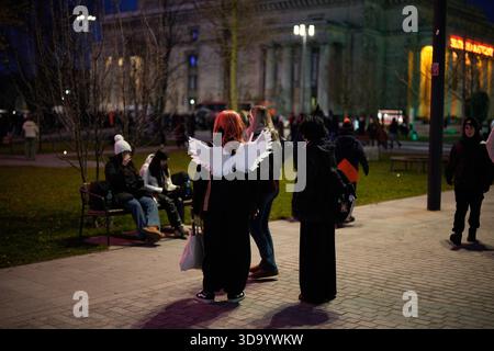 Warschau, Polen. Dezember 2025. Besucher werden am 07. Dezember 2025 auf dem ersten Weihnachtsmarkt im „Jarmark“-Stil in Warschau, Polen, gesehen. (Foto: Jaap Arriens/SIPA USA) Credit: SIPA USA/Alamy Live News Stockfoto