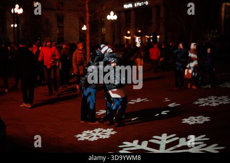 Warschau, Polen. Dezember 2025. Besucher werden am 07. Dezember 2025 auf dem ersten Weihnachtsmarkt im „Jarmark“-Stil in Warschau, Polen, gesehen. (Foto: Jaap Arriens/SIPA USA) Credit: SIPA USA/Alamy Live News Stockfoto