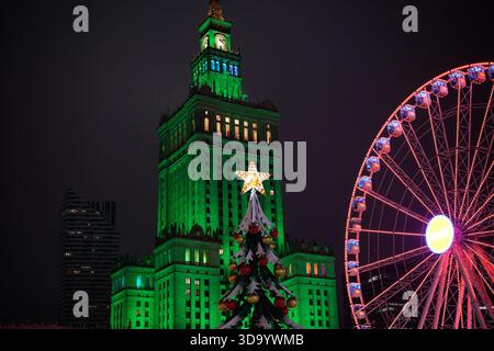 Warschau, Polen. Dezember 2025. Besucher werden am 07. Dezember 2025 auf dem ersten Weihnachtsmarkt im „Jarmark“-Stil in Warschau, Polen, gesehen. (Foto: Jaap Arriens/SIPA USA) Credit: SIPA USA/Alamy Live News Stockfoto