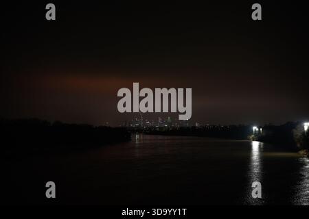 Warschau, Polen. Dezember 2025. Die Skyline der Stadt ist nachts in Warschau zu sehen, Polen ist am 2025., 6. Dezember in Warschau, Polen. (Foto: Jaap Arriens/SIPA USA) Credit: SIPA USA/Alamy Live News Stockfoto