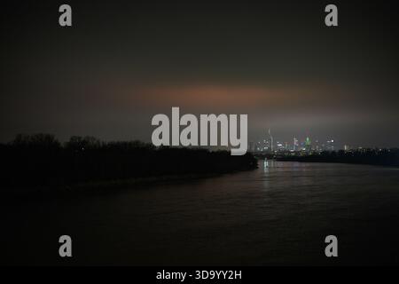 Warschau, Polen. Dezember 2025. Die Skyline der Stadt ist nachts in Warschau zu sehen, Polen ist am 2025., 6. Dezember in Warschau, Polen. (Foto: Jaap Arriens/SIPA USA) Credit: SIPA USA/Alamy Live News Stockfoto