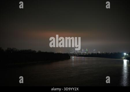 Warschau, Polen. Dezember 2025. Die Skyline der Stadt ist nachts in Warschau zu sehen, Polen ist am 2025., 6. Dezember in Warschau, Polen. (Foto: Jaap Arriens/SIPA USA) Credit: SIPA USA/Alamy Live News Stockfoto