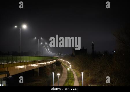 Warschau, Polen. Dezember 2025. Ein beleuchtetes Kreuz befindet sich auf dem katholischen Heiligtum der Jungfrau Maria Kirche in Warschau, Polen am 2025. Dezember. (Foto: Jaap Arriens/SIPA USA) Credit: SIPA USA/Alamy Live News Stockfoto