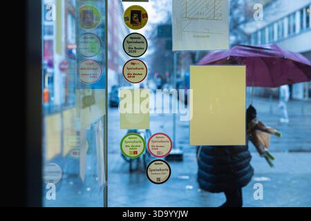 Rogackis Inventar vor der ersten Versteigerung am 08.12.2025. Deutschland, Berlin am 05.12.2025: Aufkleber am Fenster mit der Auszeichnung Tipp Berlin Speisekarte die Besten aus den Jahren 2018, 2020, 2023, 2024 und 2025. Nach 97 Jahren schließt der Feinkostladen Rogacki nach dem tragischen Tod des Inhabers Dietmar Rogacki. Im Dezember findet die erste Auktion zum Verkauf des verbliebenen Inventars statt. WEITERE Auktionen folgen 2026. *** Rogackis Inventar vor der ersten Auktion am 08 12 2025 Deutschland, Berlin am 05 12 2025 Aufkleber am Fenster mit der Auszeichnung Tipp Berlin MENU die Besten aus Stockfoto