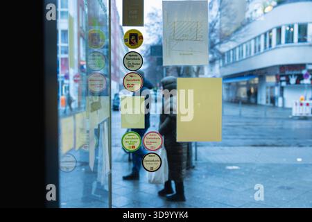 Rogackis Inventar vor der ersten Versteigerung am 08.12.2025. Deutschland, Berlin am 05.12.2025: Aufkleber am Fenster mit der Auszeichnung Tipp Berlin Speisekarte die Besten aus den Jahren 2018, 2020, 2023, 2024 und 2025. Nach 97 Jahren schließt der Feinkostladen Rogacki nach dem tragischen Tod des Inhabers Dietmar Rogacki. Im Dezember findet die erste Auktion zum Verkauf des verbliebenen Inventars statt. WEITERE Auktionen folgen 2026. *** Rogackis Inventar vor der ersten Auktion am 08 12 2025 Deutschland, Berlin am 05 12 2025 Aufkleber am Fenster mit der Auszeichnung Tipp Berlin MENU die Besten aus Stockfoto