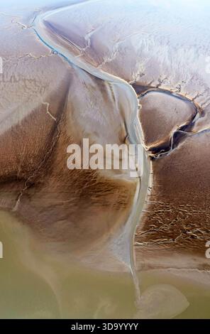 Luftaufnahme des Wattenmeeres und der Kanäle des Eemsdelta, Groningen, Niederlande Stockfoto
