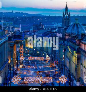 Ein Blick in die Abenddämmerung auf Weihnachten mit Blick auf die Grey Street in Newcastle upon Tyne über den Weihnachtsmarkt mit den beleuchteten und dekorierten Gebäuden Stockfoto