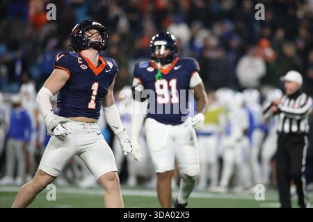 Charlotte, Vereinigte Staaten Von Amerika. Dezember 2025. Virginia Cavaliers Linebacker James Jackson (1) feiert am 6. Dezember 2025 einen Defensivstopp im Bank of America Stadium in Charlotte, NC. (Foto: Jonathan Huff/SIPA USA) Credit: SIPA USA/Alamy Live News Stockfoto