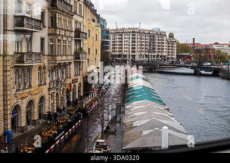 Regnerischer Blick auf Berlin vom Fenster. Reisen in Europa Stockfoto