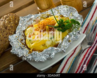 Gebacken in Folie gefüllte Kartoffeln Stockfoto