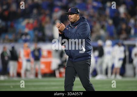 Charlotte, Vereinigte Staaten Von Amerika. Dezember 2025. Tony Elliott, Cheftrainer der Virginia Cavaliers, trainiert am 6. Dezember 2025 im Bank of America Stadium in Charlotte, NC. (Foto: Jonathan Huff/SIPA USA) Credit: SIPA USA/Alamy Live News Stockfoto