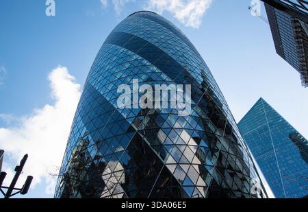 Eindrucksvolles Foto des Gherkin in London, das seine moderne Architektur und sein unverwechselbares Glasdesign vor der Skyline der Stadt zeigt. Stockfoto