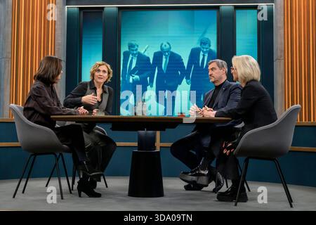 Berlin, Deutschland. Dezember 2025. Auf dem Bild von links: Julia Löhr, Caren Miosga, Markus Söder, CSU-Vorsitzende und Ministerpräsidentin Bayerns, Monika Schnitzer, GER, Berlin, Studio, Gast in Caren Miosgas politischer Talkshow, TV, Format, mit Moderatorin das erste, aus Adlershof - im Studio 20, Thema: nach dem Rentenstreit - kann die Regierung einen wirtschaftlichen Aufschwung erreichen, Herr Söder? Arbeitsplatzabbau, Migration, Insolvenzwelle, 7. Dezember 2025. Quelle: HMB Media/Alamy Live News Stockfoto