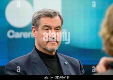 Berlin, Deutschland. Dezember 2025. Im Bild von links: Markus Söder, CSU-Vorsitzender und Ministerpräsident Bayerns, GER, Berlin, Studio, Gast in Caren Miosgas politischer Talkshow, TV, Format, mit Moderator, das erste, aus Adlershof - im Studio 20, Thema: nach dem Rentenstreit - kann die Regierung einen wirtschaftlichen Aufschwung erreichen, Herr Söder? Arbeitsplatzabbau, Migration, Insolvenzwelle, 7. Dezember 2025. Quelle: HMB Media/Alamy Live News Stockfoto