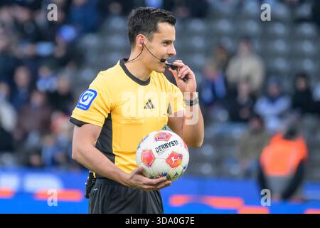 Berlin, Deutschland. Dezember 2025. Deutschland, Berlin, Fußball, Hertha BSC vs. 1. FC Magdeburg, DFB, 2. Bundesliga, Saison 2025/2026, f.l.t.r.: Konrad Oldhafer Schiedsrichter, DFB/DFL-VORSCHRIFTEN VERBIETEN JEDE VERWENDUNG VON FOTOGRAFIEN ALS BILDSEQUENZEN UND/ODER QUASI-VIDEO, 7. Dezember 2025. Quelle: HMB Media/Alamy Live News Stockfoto