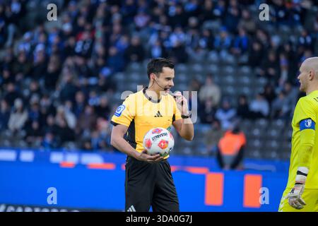 Berlin, Deutschland. Dezember 2025. Deutschland, Berlin, Fußball, Hertha BSC vs. 1. FC Magdeburg, DFB, 2. Bundesliga, Saison 2025/2026, f.l.t.r.: Konrad Oldhafer Schiedsrichter, DFB/DFL-VORSCHRIFTEN VERBIETEN JEDE VERWENDUNG VON FOTOGRAFIEN ALS BILDSEQUENZEN UND/ODER QUASI-VIDEO, 7. Dezember 2025. Quelle: HMB Media/Alamy Live News Stockfoto