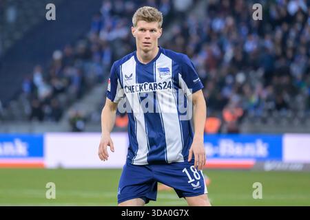 Berlin, Deutschland. Dezember 2025. Deutschland, Berlin, Fußball, Hertha BSC vs. 1. FC Magdeburg, DFB, 2. Bundesliga, Saison 2025/2026, f.l.t.r.: Luca Schuler (Hertha BSC), DFB/DFL-VORSCHRIFTEN VERBIETEN JEDE VERWENDUNG VON FOTOGRAFIEN ALS BILDSEQUENZEN UND/ODER QUASI-VIDEO, 7. Dezember 2025. Quelle: HMB Media/Alamy Live News Stockfoto