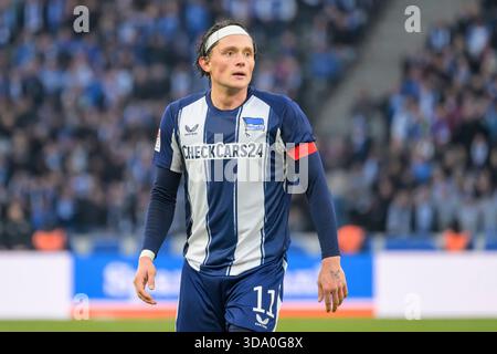 Berlin, Deutschland. Dezember 2025. Deutschland, Berlin, Fußball, Hertha BSC vs. 1. FC Magdeburg, DFB, 2. Bundesliga, Saison 2025/2026, f.l.t.r.: Fabian Reese (Hertha BSC), DFB/DFL-VORSCHRIFTEN VERBIETEN JEDE VERWENDUNG VON FOTOGRAFIEN ALS BILDSEQUENZEN UND/ODER QUASI-VIDEO, 7. Dezember 2025. Quelle: HMB Media/Alamy Live News Stockfoto