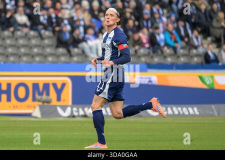 Berlin, Deutschland. Dezember 2025. Deutschland, Berlin, Fußball, Hertha BSC vs. 1. FC Magdeburg, DFB, 2. Bundesliga, Saison 2025/2026, f.l.t.r.: Fabian Reese (Hertha BSC), DFB/DFL-VORSCHRIFTEN VERBIETEN JEDE VERWENDUNG VON FOTOGRAFIEN ALS BILDSEQUENZEN UND/ODER QUASI-VIDEO, 7. Dezember 2025. Quelle: HMB Media/Alamy Live News Stockfoto