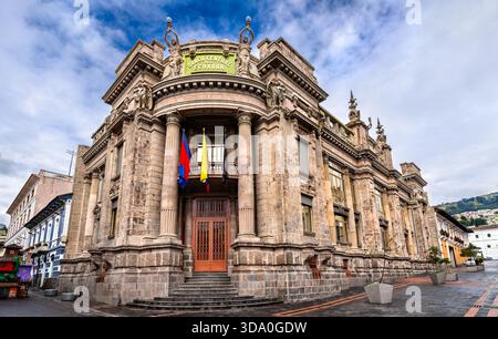 Das alte Gebäude der Zentralbank von Ecuador verfügt über eine Steinarchitektur in Quito. Neoklassizistische Fassade mit Statuen steht im historischen Zentrum des UNESCO-Weltkulturerbes Stockfoto